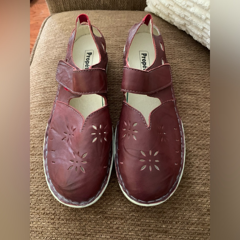 PROPET NWOT Women’s Chloe Mary Jane Burgandy Velcro Strap Cut Out Shoe 9.5